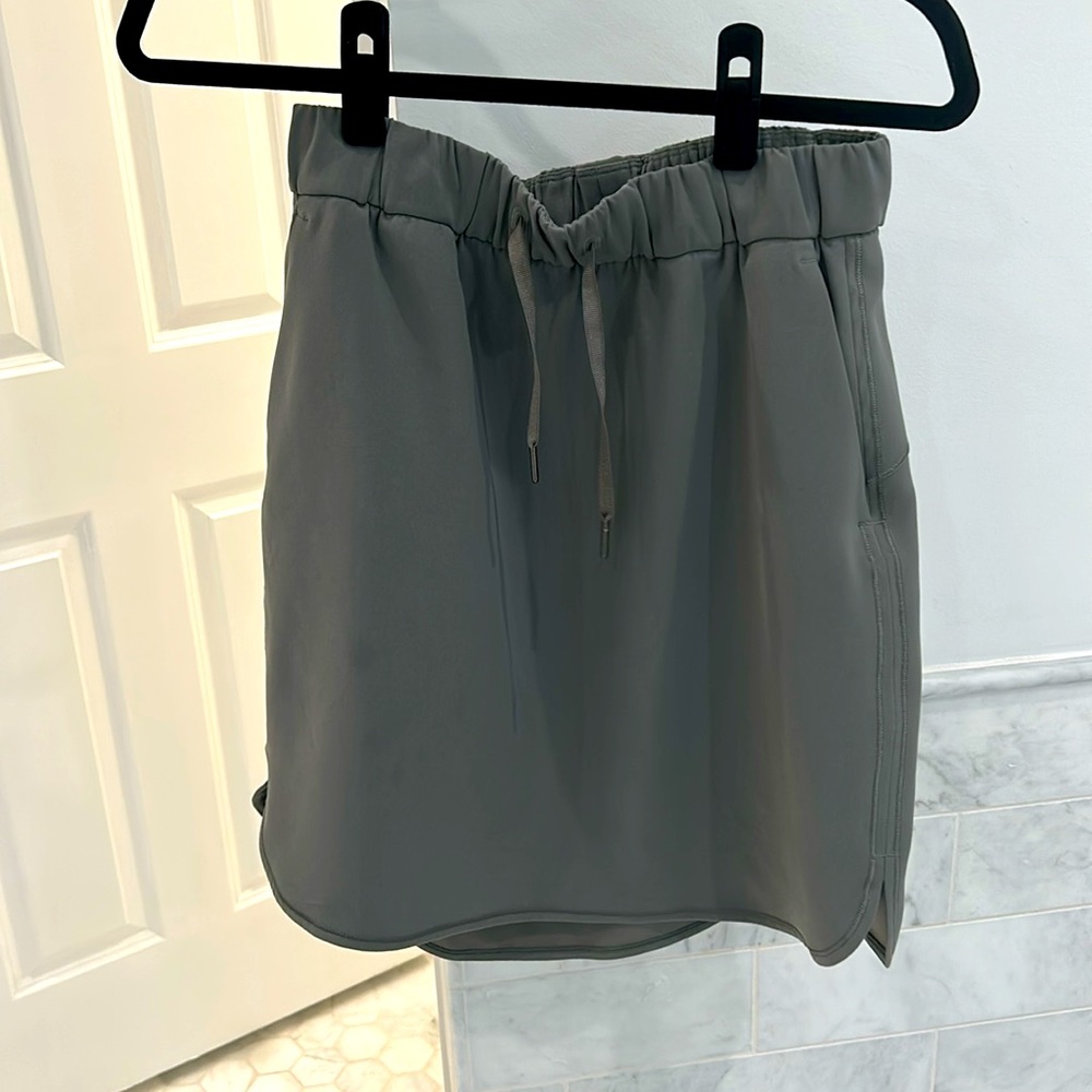 Lululemon grey skirt size 8